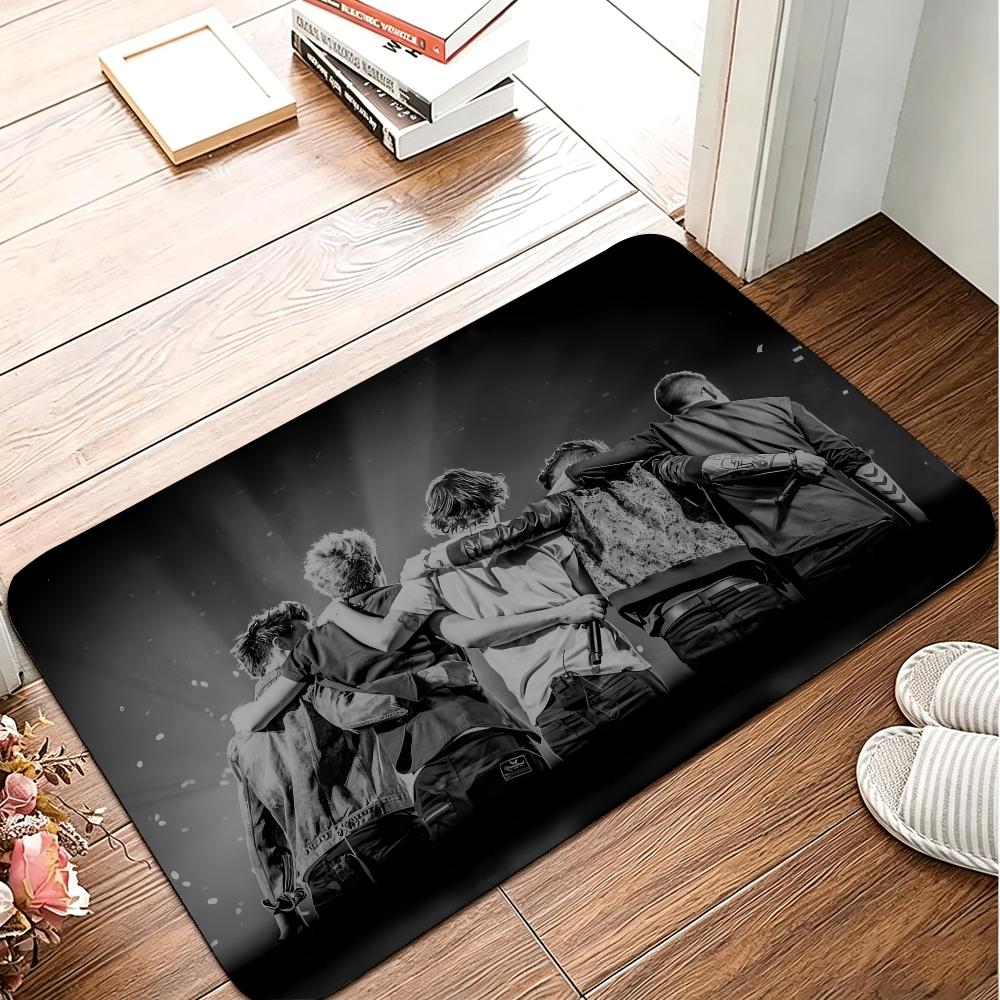 Home Textiles Direct - O-One バンド D-Directions ミュージック柄のフロアマット、フランネル素材、柔らかく滑りにくく、洗濯可能。バスルーム、寝室、キッチン、家庭用装飾に最適。