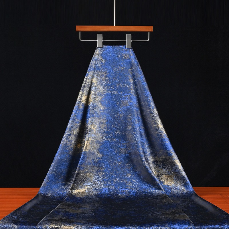 Home Textile - レトロな青色の金箔加工を施したグラデーション織物。中国風のチャイナドレスや漢服に最適な、繊細な金箔をあしらった生地。デザイナーズ生地および家庭用テキスタイル。